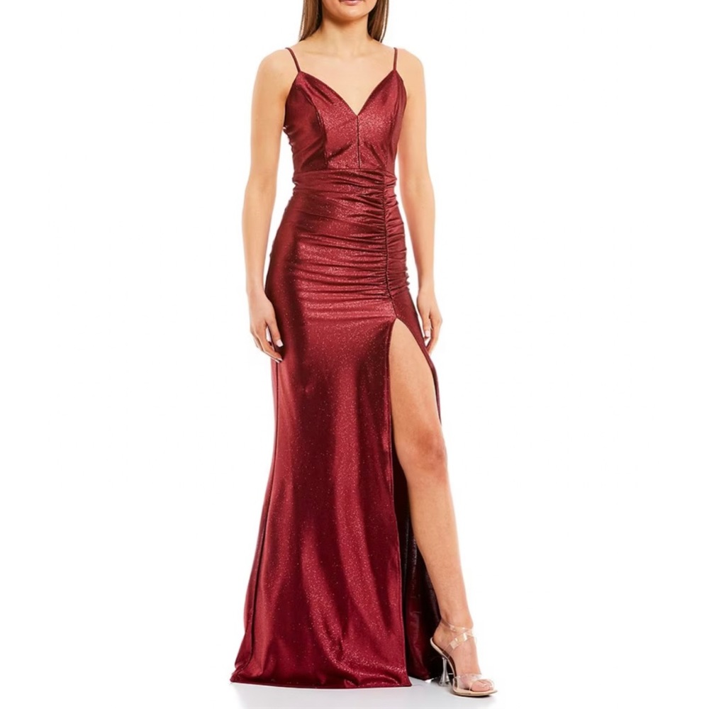 Dillards ‘Honey and Rosie’ Wine colored prom dress. Size Medium